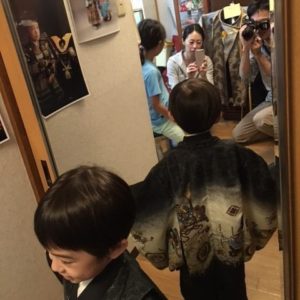 着物を試着している5歳の男児