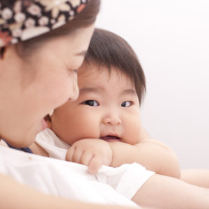 一歳の男の子とママの写真