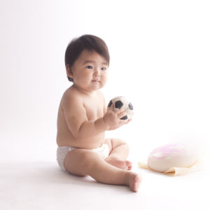 ボールと遊ぶ、一歳の男の子