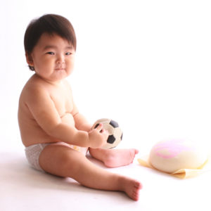 上半身裸んぼの一歳の男の子の記念写真