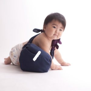 一升餅を背負って振り向く男の子
