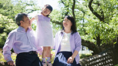 屋外で撮ってる家族写真