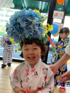 ヘッドドレスを被った女の子