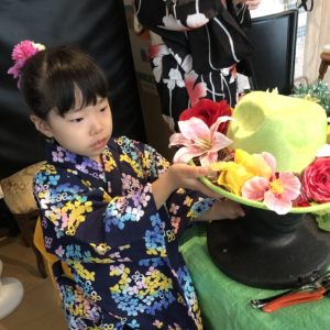 Yちゃんは造花を帽子に乗せてます。