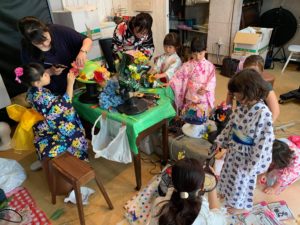 グルーガンは熱いから気を付けて作業してね。