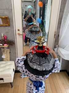 鏡の前で被った時のイメージを確認してます