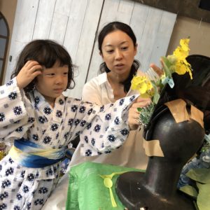 男の子がママと真剣にデザインを考えてる。
