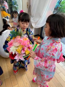帽子をベースに夏らしい造花をたくさん乗せてます。