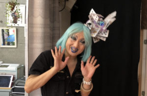 ヴィヴィアン佐藤さん、水色の髪で登場。