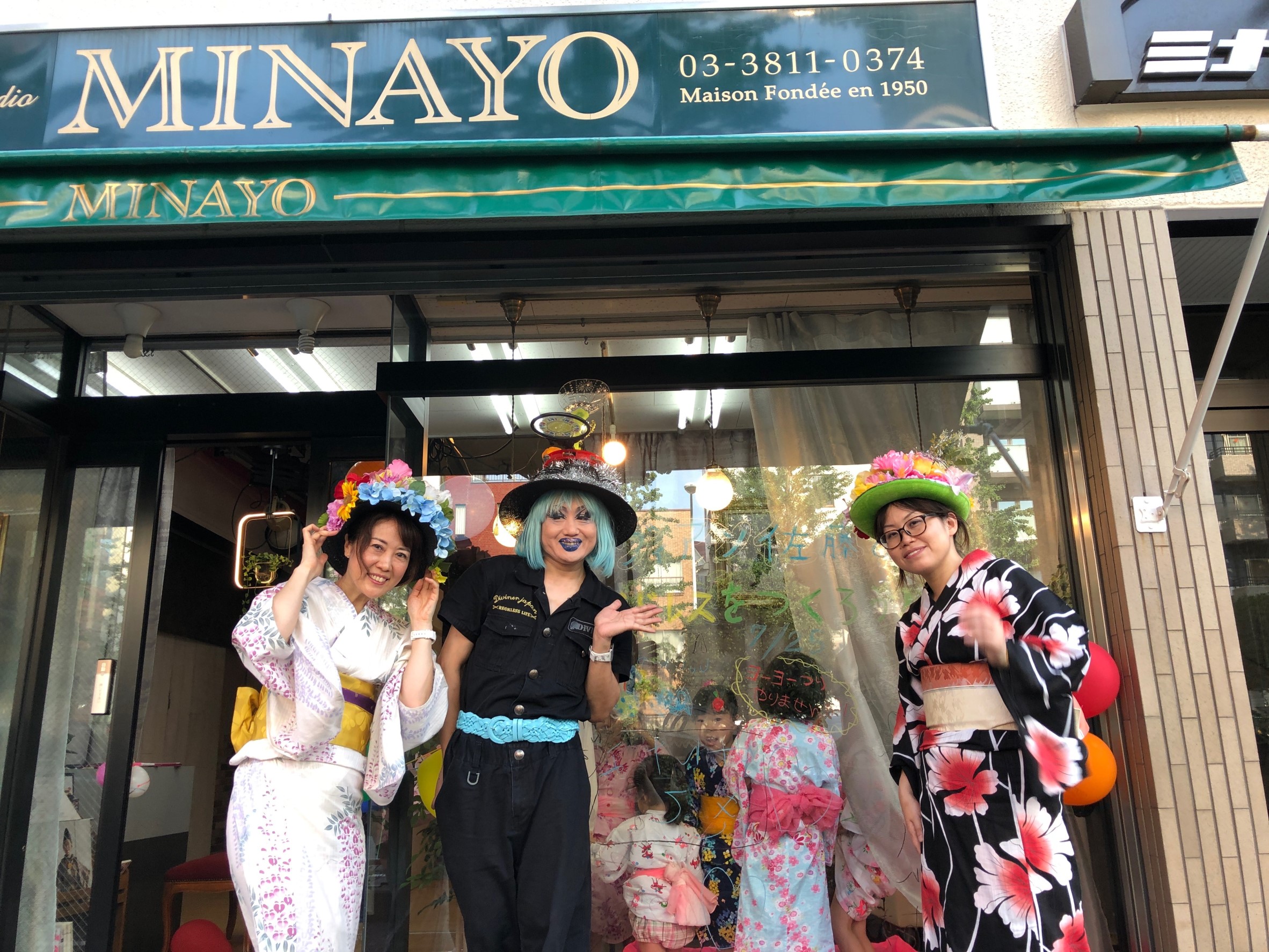 ヴィヴィアン佐藤さんと店の前で記念撮影