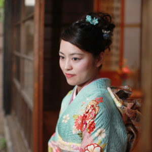 成人式の女性、縁側での写真