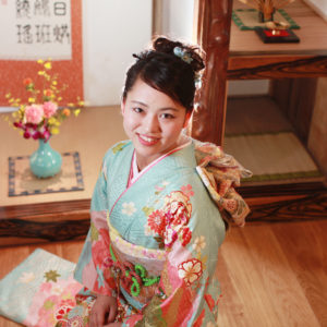 掛け軸の前で撮った成人式の写真