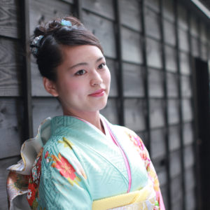 古民家の黒塀の前での写真