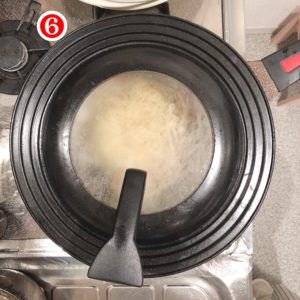 フライパンに蓋をする