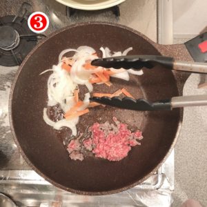 人参・玉ねぎ・ひき肉を入れたフライパン