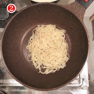 焼きそばを投入したフライパン